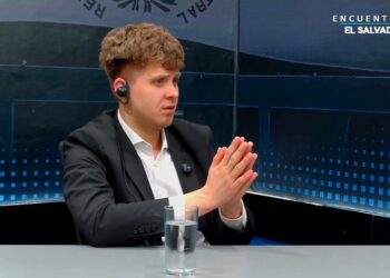 Diputado alemán Max Lucks llega a El Salvador y junto a organizaciones de oposición cuestiona medidas de seguridad