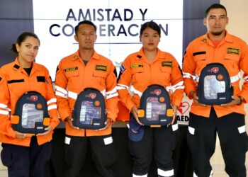 Capacita a guardavidas con nuevo protocolo de uso de desfibriladores donados por EE.UU.