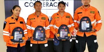 Capacita a guardavidas con nuevo protocolo de uso de desfibriladores donados por EE.UU.