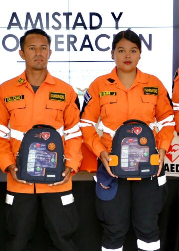 Capacita a guardavidas con nuevo protocolo de uso de desfibriladores donados por EE.UU.
