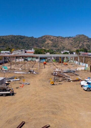 Nuevo Mercado Central de Santa Ana de 5 niveles: máquinas del MOP ya retira escombros y nivelan terreno