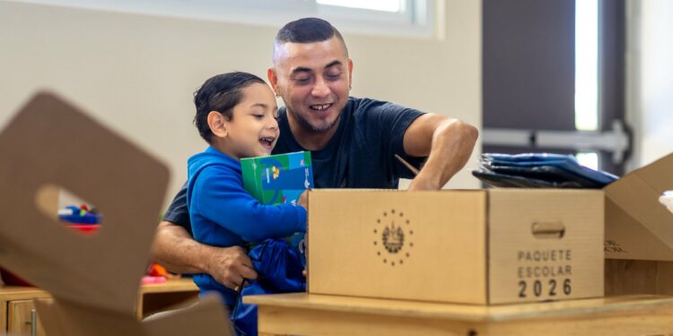 Avanza la distribución continua de paquetes escolares en los centros educativos del país