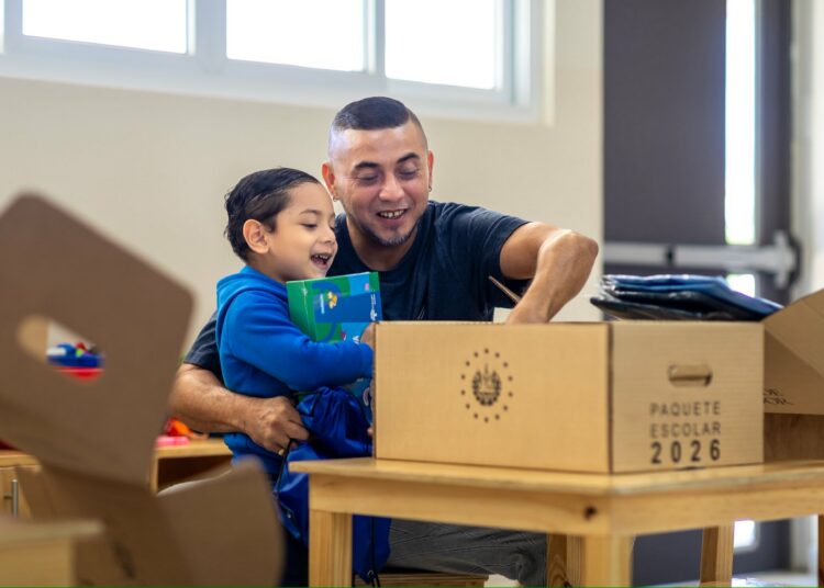 Avanza la distribución continua de paquetes escolares en los centros educativos del país