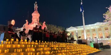 Concierto entre velas llenó de magia la Plaza Morazán