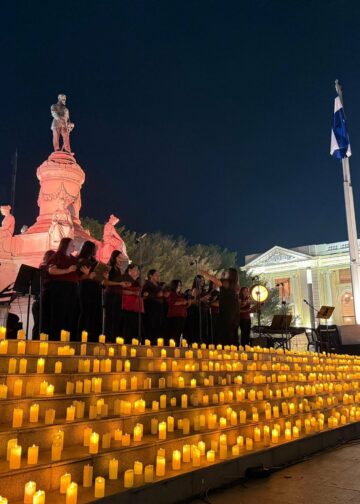 Concierto entre velas llenó de magia la Plaza Morazán