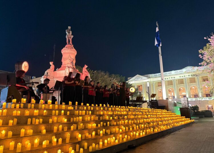 Concierto entre velas llenó de magia la Plaza Morazán