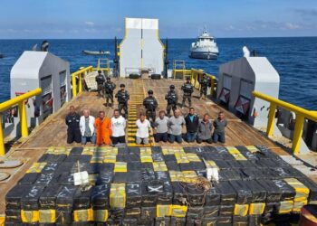Histórico golpe al narcotráfico: incautan 6.6 toneladas de cocaína en alta mar