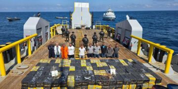 Histórico golpe al narcotráfico: incautan 6.6 toneladas de cocaína en alta mar