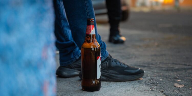 Aplican multas por consumo de alcohol en vía pública y cobros ilegales de parqueo en San Salvador Centro