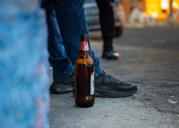 Aplican multas por consumo de alcohol en vía pública y cobros ilegales de parqueo en San Salvador Centro