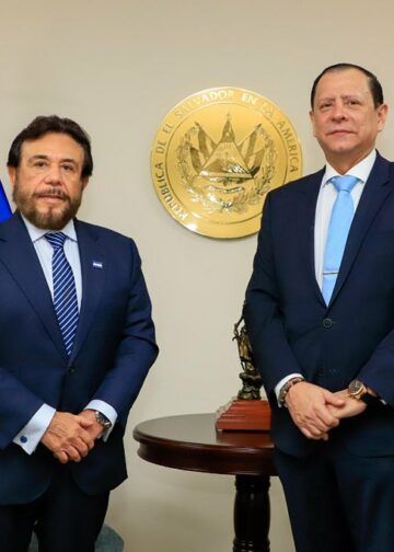 Vicepresidente Félix Ulloa se reúne con embajador de Perú