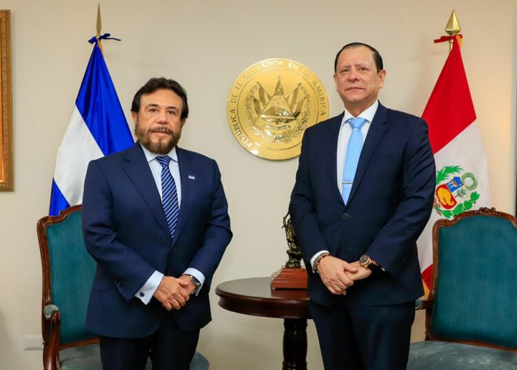 Vicepresidente Félix Ulloa se reúne con embajador de Perú