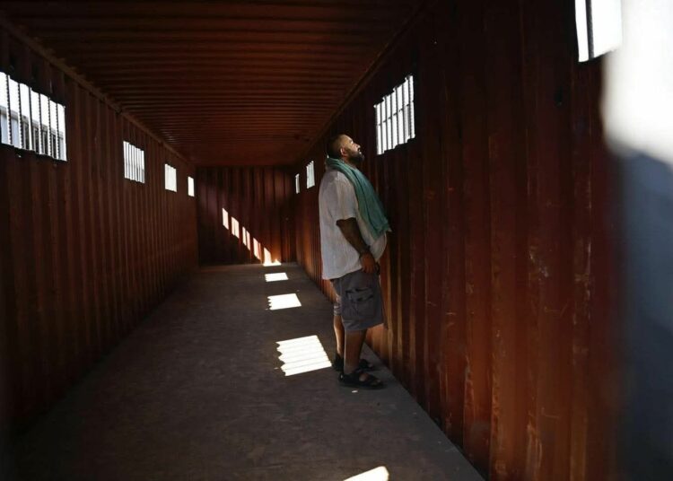 Gobierno de Guatemala utiliza contenedores como celdas temporales