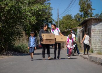 Familias salvadoreñas regresan satisfechas tras entrega de paquetes escolares