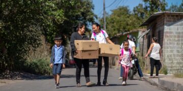 Familias salvadoreñas regresan satisfechas tras entrega de paquetes escolares