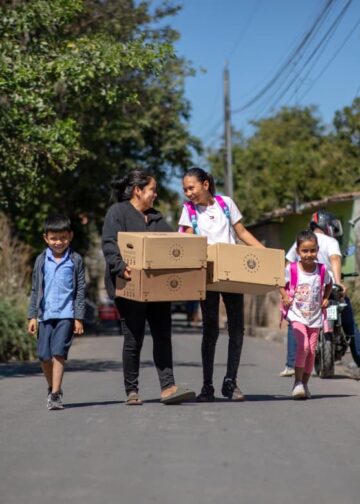 Familias salvadoreñas regresan satisfechas tras entrega de paquetes escolares