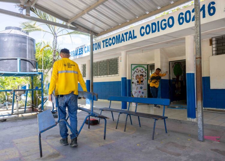 Gobierno continúa modernización de escuelas con el programa “Dos Escuelas X Día”