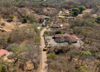 Inician trabajos de pavimentación hacia cantón El Sauce, en el oriente del país