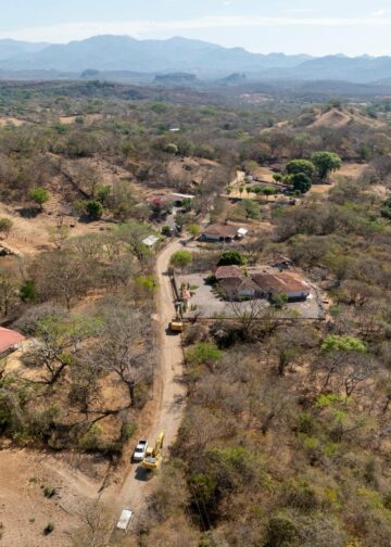 Inician trabajos de pavimentación hacia cantón El Sauce, en el oriente del país