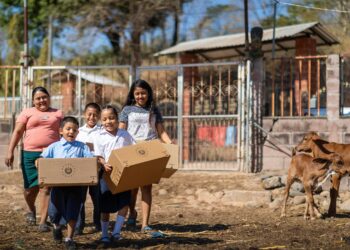 Más familias son beneficiadas con paquetes escolares