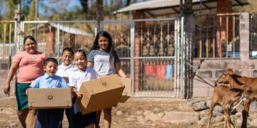 Más familias son beneficiadas con paquetes escolares