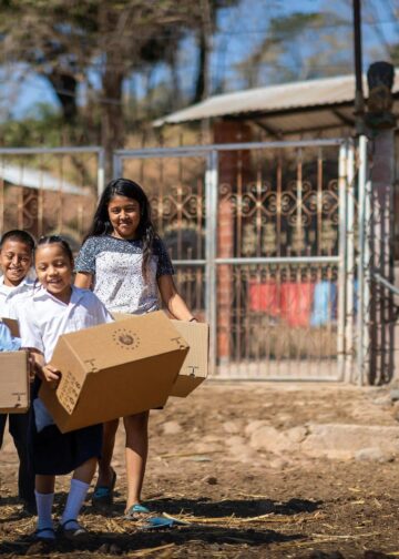 Más familias son beneficiadas con paquetes escolares