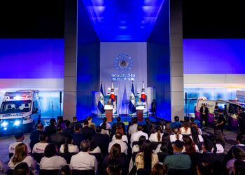 Gabriela de Bukele impulsa atención con calidad para madres y primera infancia