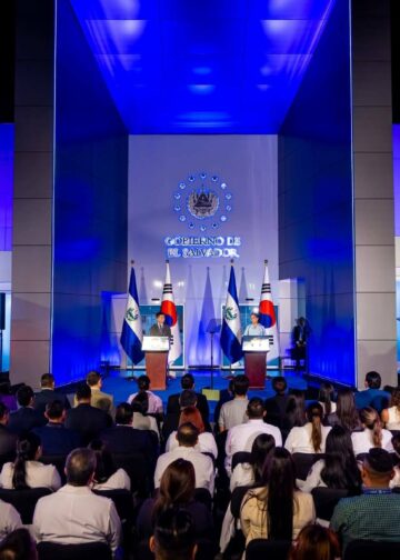 Gabriela de Bukele impulsa atención con calidad para madres y primera infancia