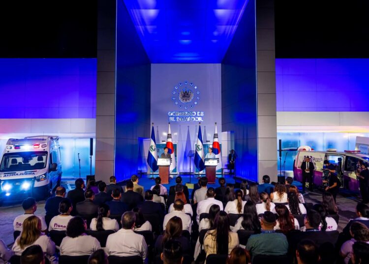 Gabriela de Bukele impulsa atención con calidad para madres y primera infancia