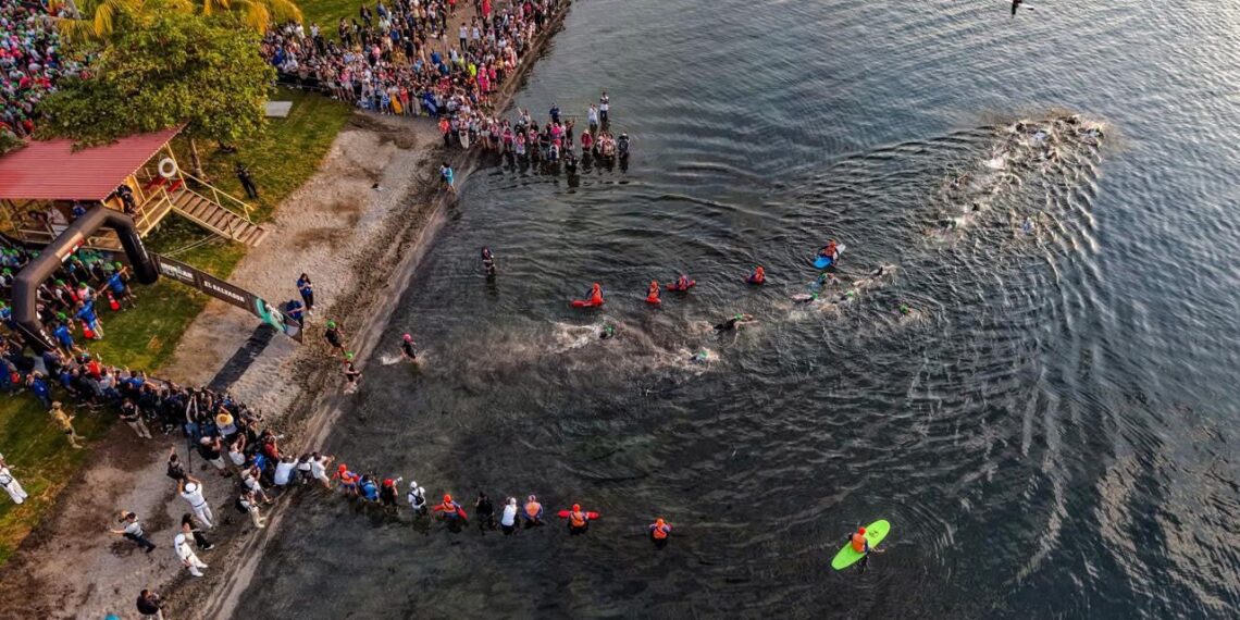 Inicia Ironman 70.3 en el Lago de Ilopango