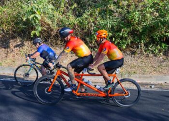 Atleta brilla en el IRONMAN 70.3 pese a discapacidad visual