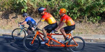 Atleta brilla en el IRONMAN 70.3 pese a discapacidad visual