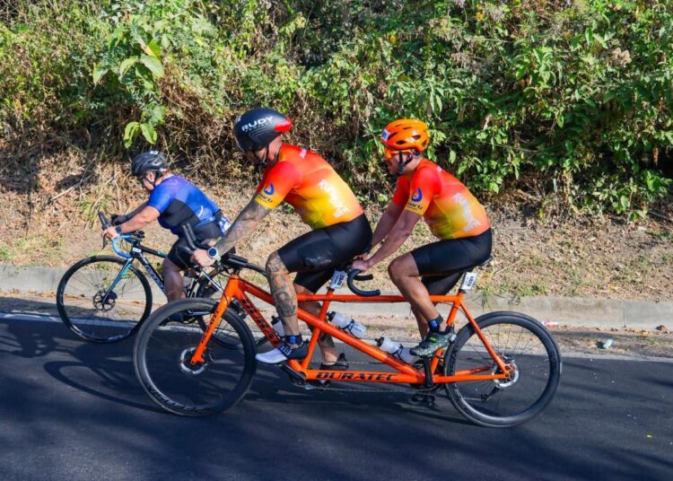 Atleta brilla en el IRONMAN 70.3 pese a discapacidad visual