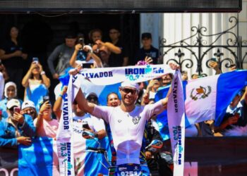 Guatemalteco Raúl Tejada es el primero en completar el IRONMAN 70.3