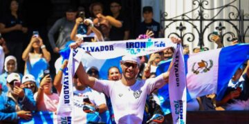 Guatemalteco Raúl Tejada es el primero en completar el IRONMAN 70.3