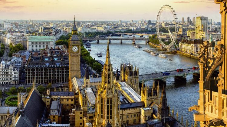 TSE llama a salvadoreños en el extranjero a actualizar su información antes de la fecha límite