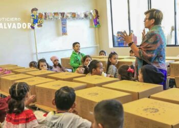 Estudiantes inician el año lectivo 2026 con la entrega de sus paquetes escolares