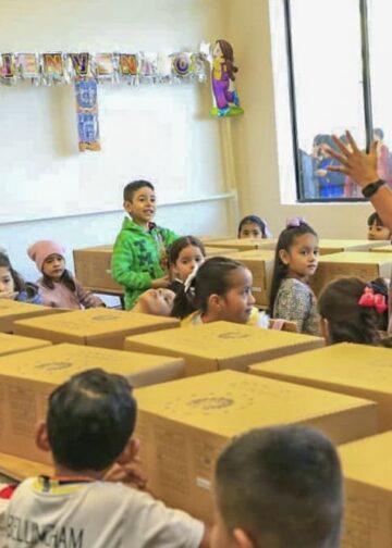 Estudiantes inician el año lectivo 2026 con la entrega de sus paquetes escolares