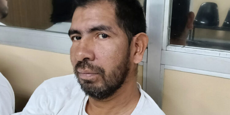 Detienen a sujeto tras asfixiar a su compañera frente al hijo