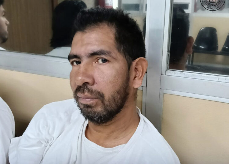 Detienen a sujeto tras asfixiar a su compañera frente al hijo