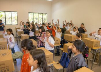 Continua entrega de paquetes escolares en Escuelas del país