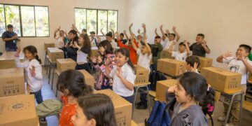 Continua entrega de paquetes escolares en Escuelas del país