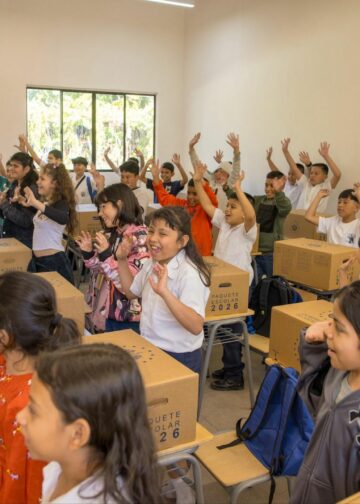 Continua entrega de paquetes escolares en Escuelas del país