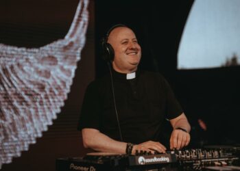 Padre Guilherme traerá su fe en formato electrónico a El Salvador