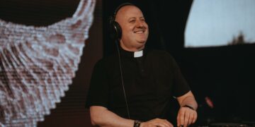 Padre Guilherme traerá su fe en formato electrónico a El Salvador