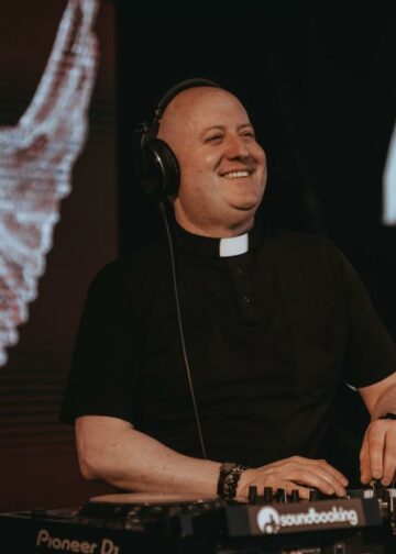 Padre Guilherme traerá su fe en formato electrónico a El Salvador