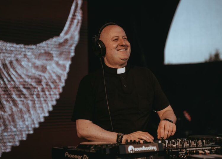 Padre Guilherme traerá su fe en formato electrónico a El Salvador