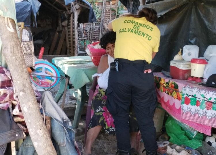 Colapso de vivienda deja dos adultos mayores lesionados