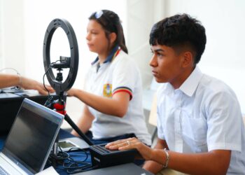 Jornada de preenrolamiento permite a jóvenes del instituto «Acción Cívica» gestionar su DUI