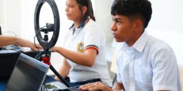 Jornada de preenrolamiento permite a jóvenes del instituto «Acción Cívica» gestionar su DUI